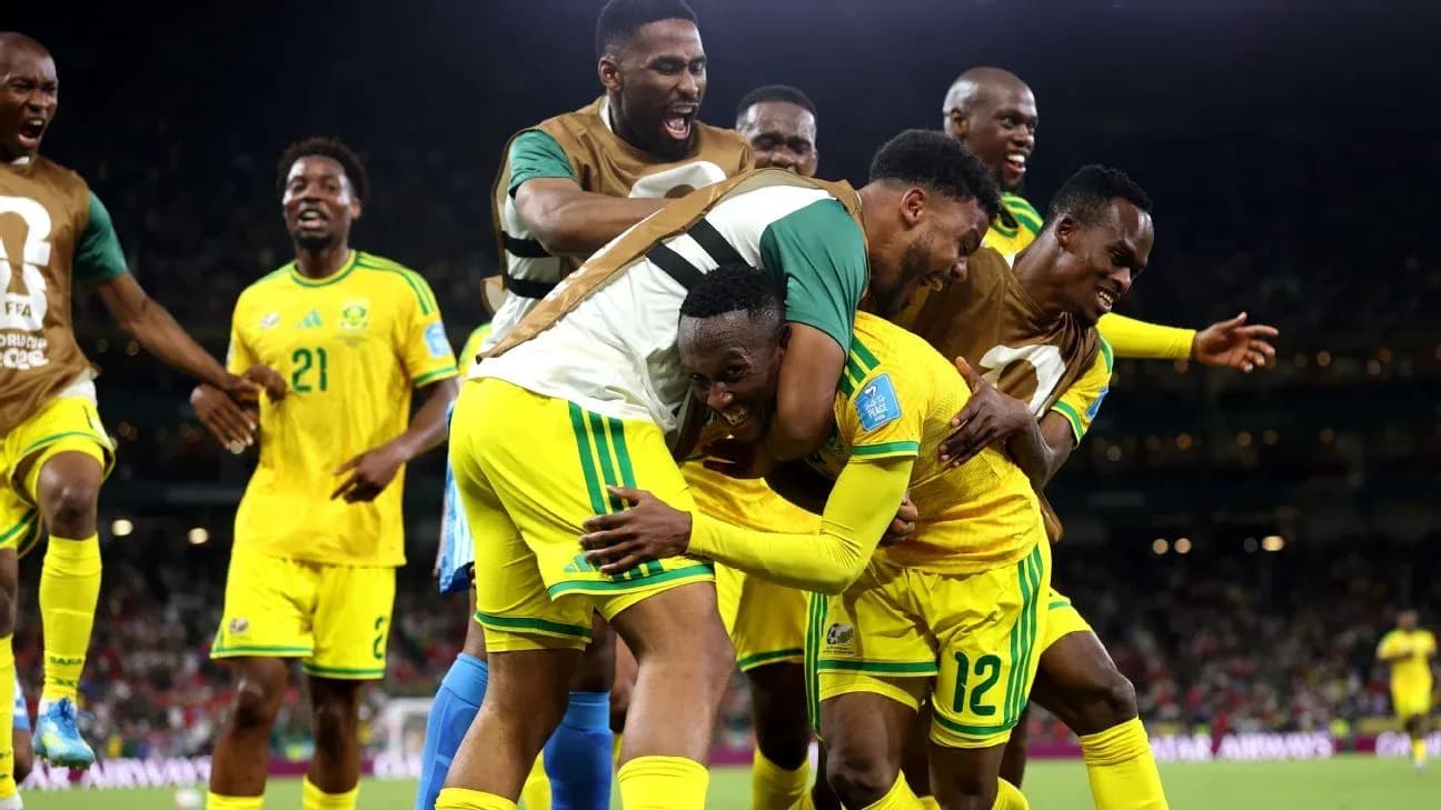 Jugadores de Sudáfrica celebrando un gol en partido