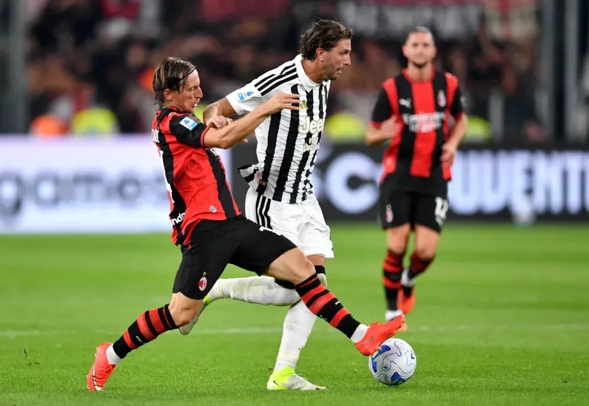 Jugador de AC Milan interceptando a jugador de Juventus