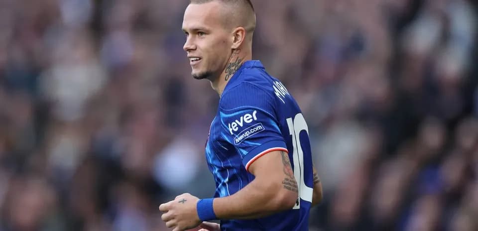 Jugador sonriendo en uniforme durante el partido