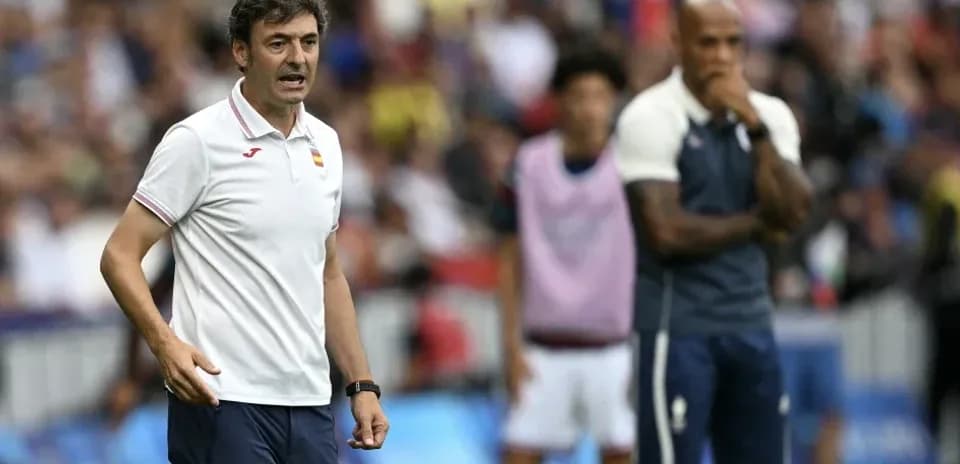 Entrenador dirigiendo al equipo desde la línea de banda