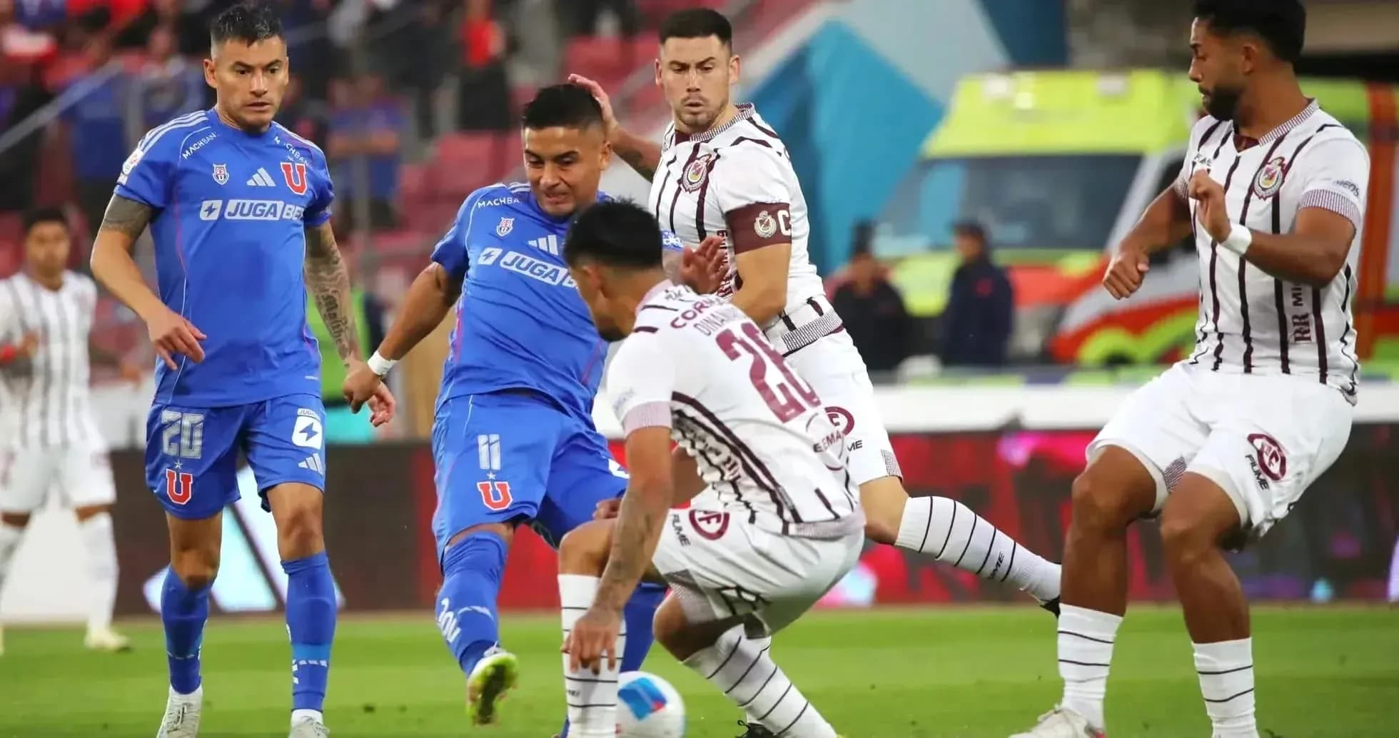 Jugadores de Universidad de Chile en acción