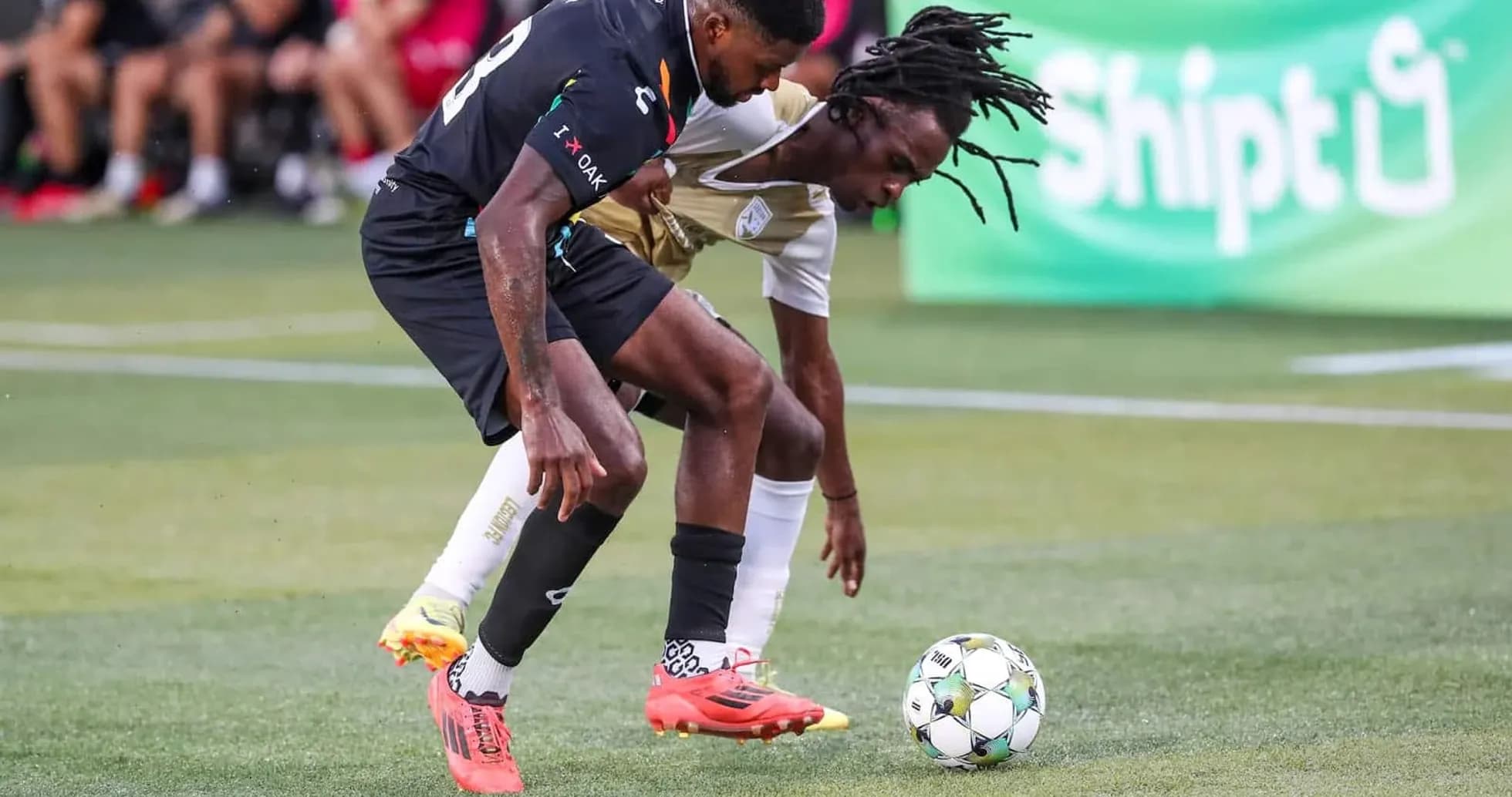 Dos jugadores luchando por el balón en el partido