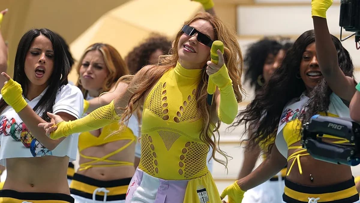 Mujeres bailando en un espectáculo musical al aire libre