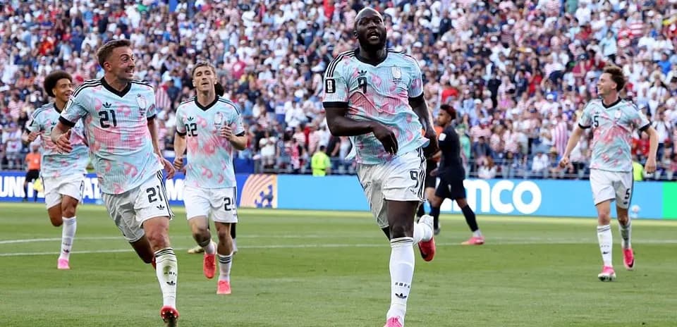 Jugadores celebrando un gol durante el partido