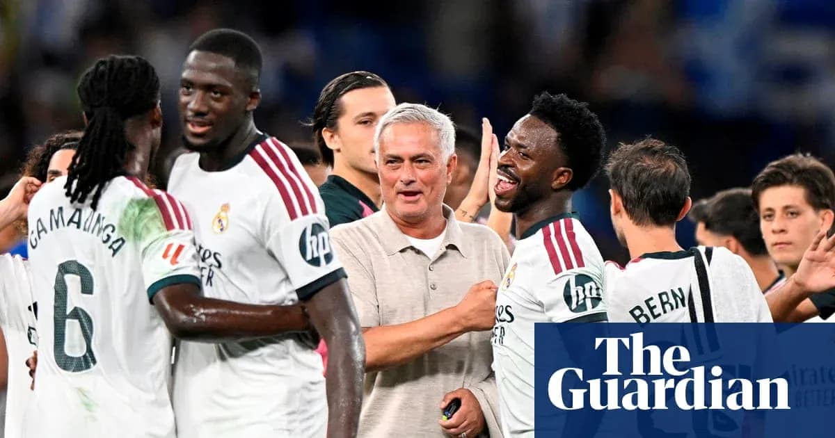 Jugadores del Real Madrid celebrando con entrenador