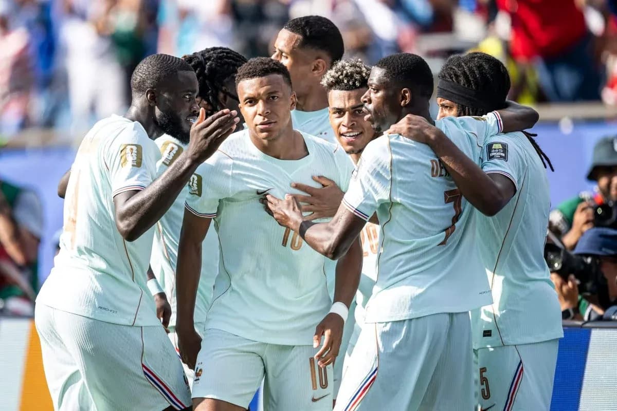 Jugadores de Francia celebrando un gol juntos