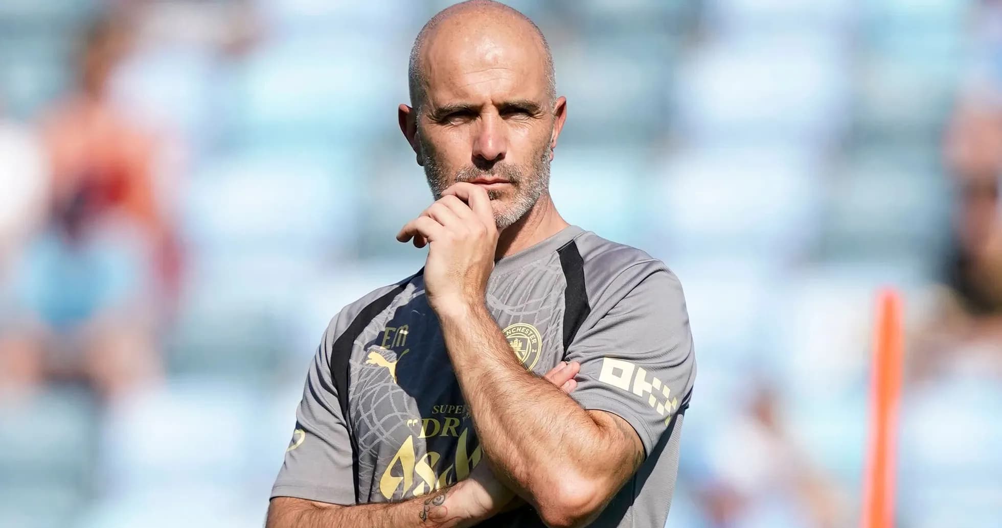 Entrenador observando durante sesión de entrenamiento