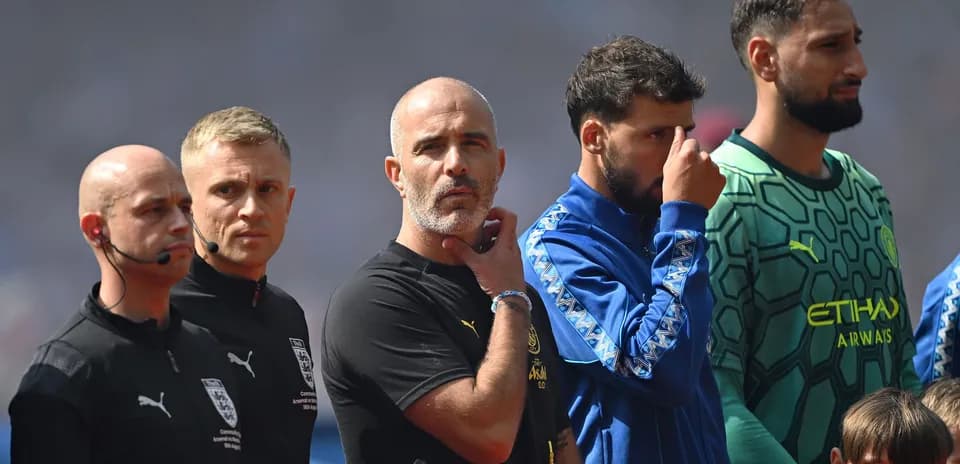 Jugadores y árbitros alineados antes del partido