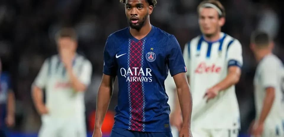 Jugador del PSG caminando en el campo de juego