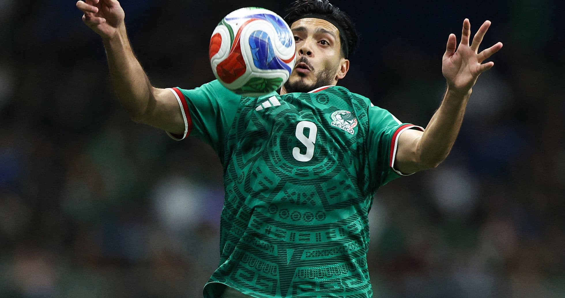 Jugador mexicano controla el balón durante el partido