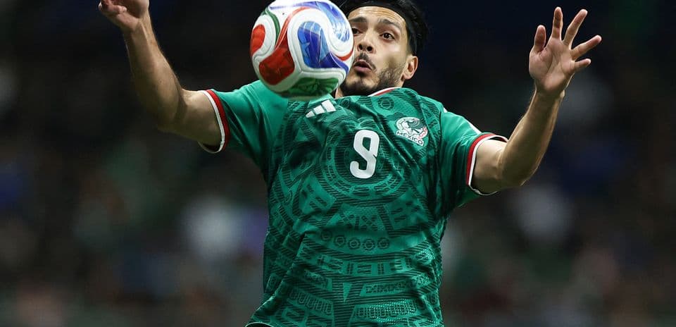 Jugador mexicano controla el balón durante el partido