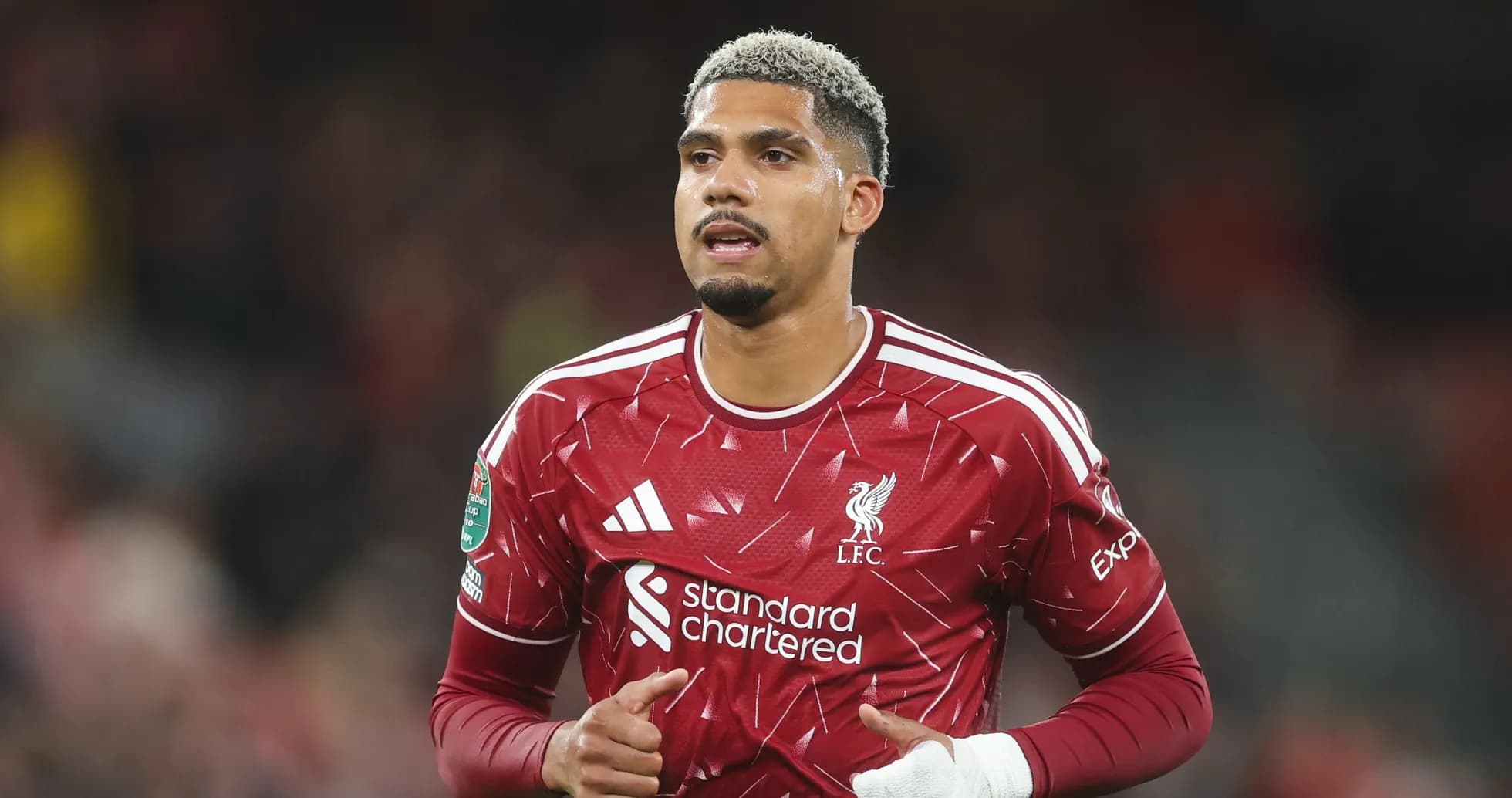 Jugador de Liverpool en acción durante un partido