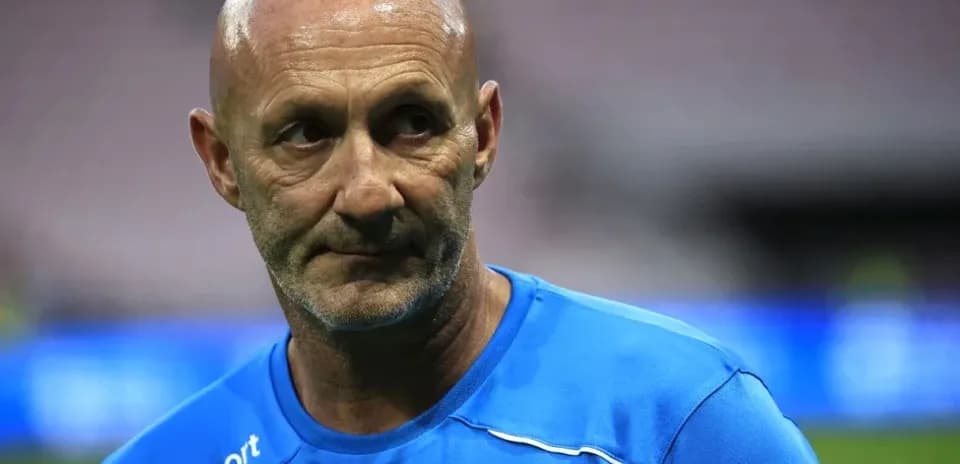 Entrenador en el campo durante el calentamiento