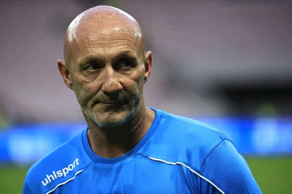 Entrenador en el campo durante el calentamiento