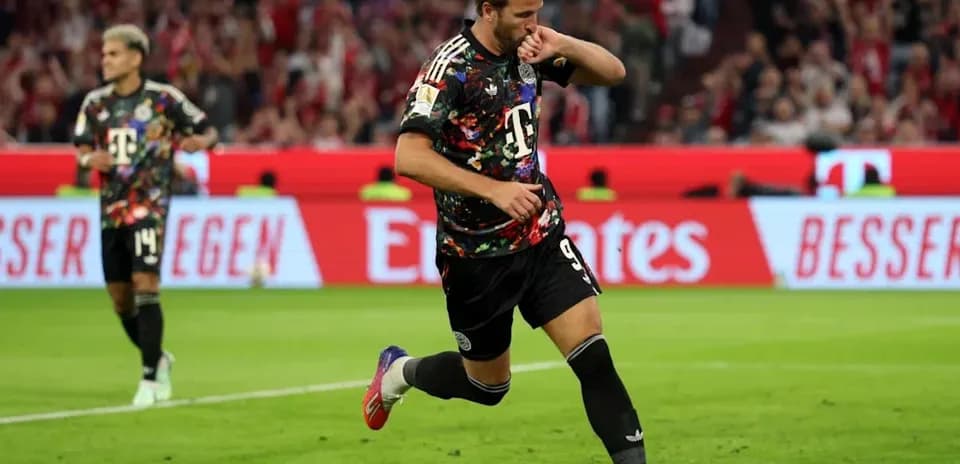 Jugador corriendo tras anotar un gol en partido