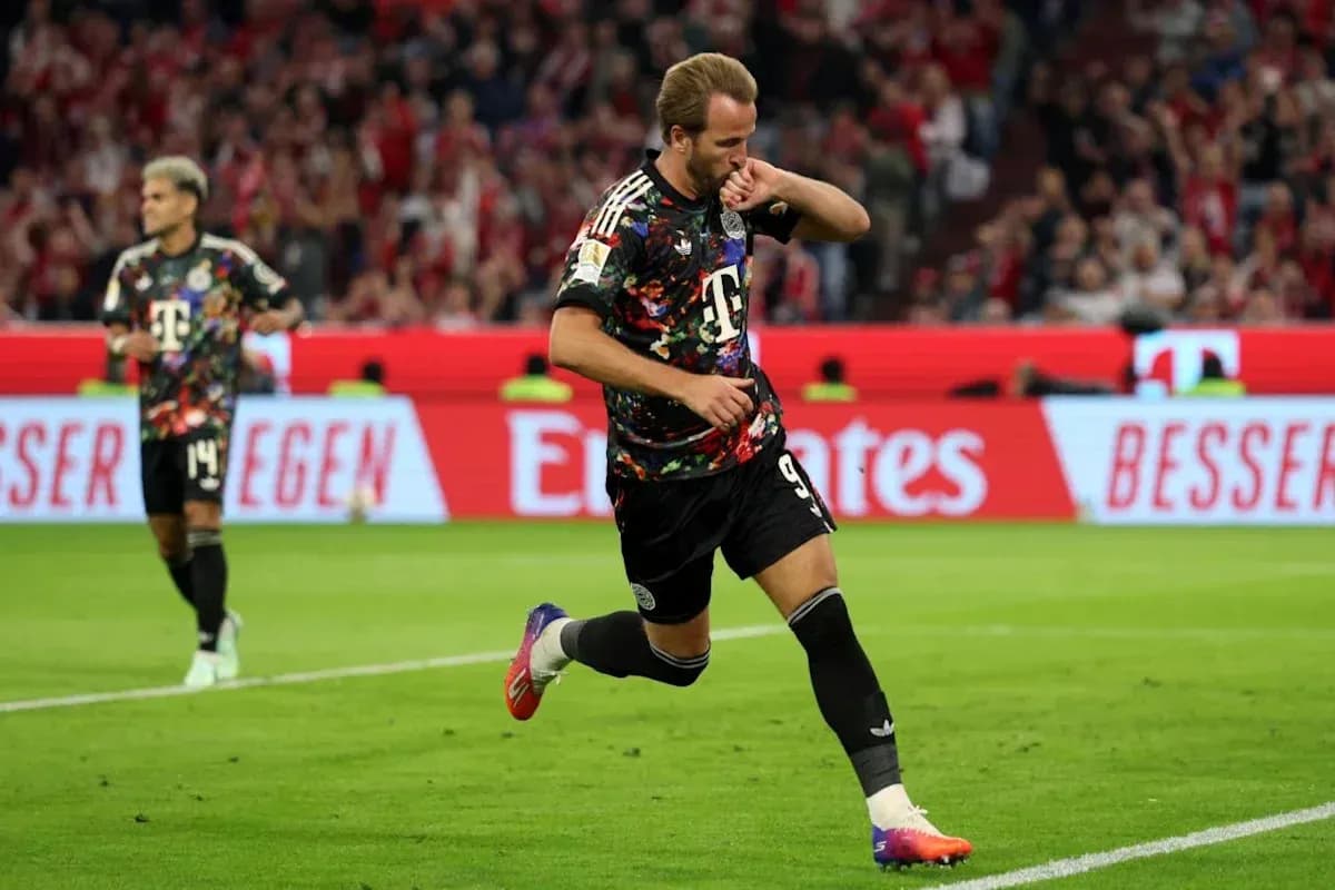 Jugador corriendo tras anotar un gol en partido