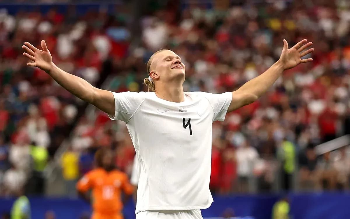 Jugador celebrando con los brazos extendidos en el campo