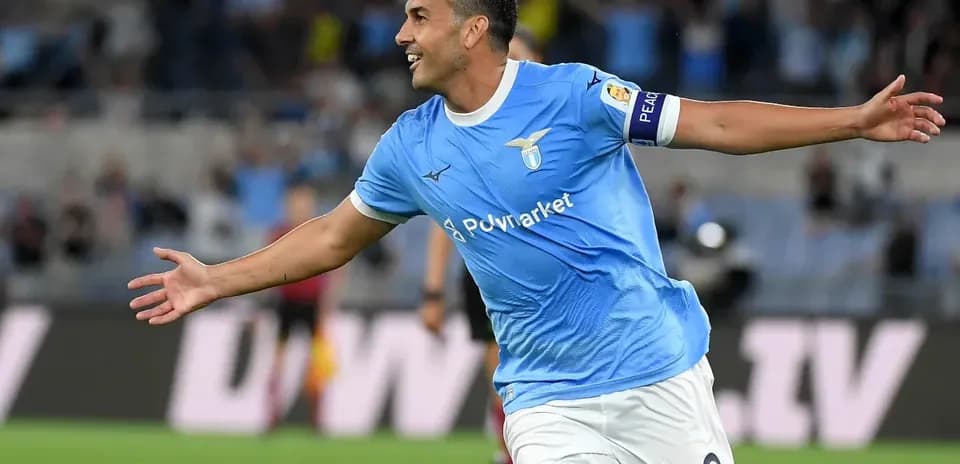 Jugador de Lazio celebrando un gol en el partido