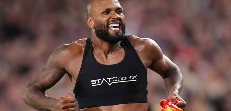 Atleta celebrando con una camiseta en la mano