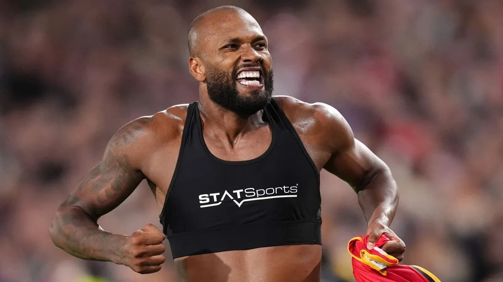 Atleta celebrando con una camiseta en la mano