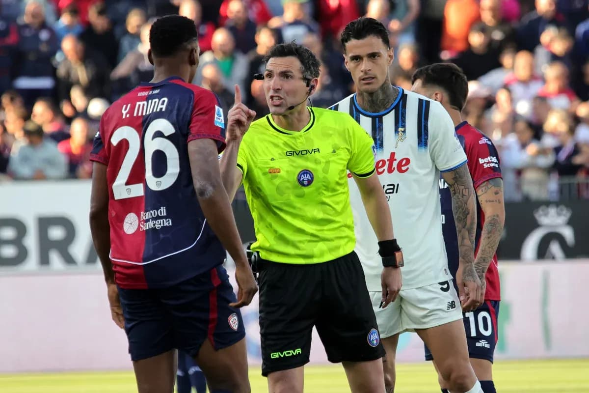 Y. Mina discutiendo con el árbitro en partido