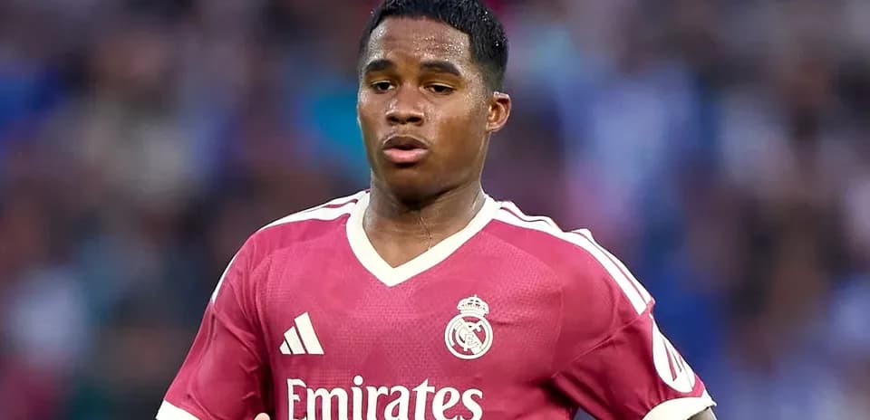 Jugador de Real Madrid corriendo en el campo