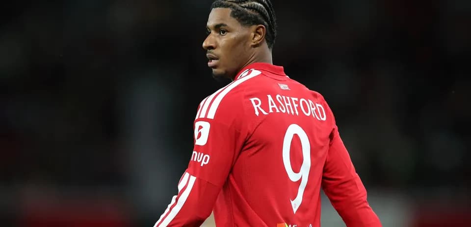 Jugador con camiseta roja de Rashford en acción