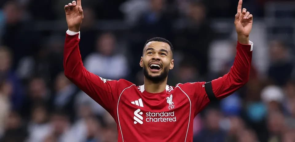 Jugador de Liverpool celebrando con los brazos levantados