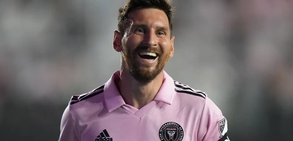 Jugador sonriente de Inter Miami en uniforme rosa