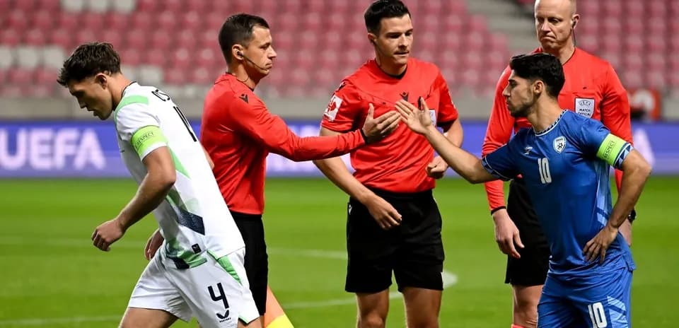 Jugadores y árbitros en el campo de fútbol