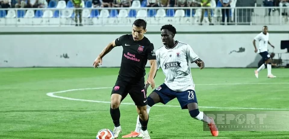 Jugador de Sabah FA driblando a oponente de Aarhus