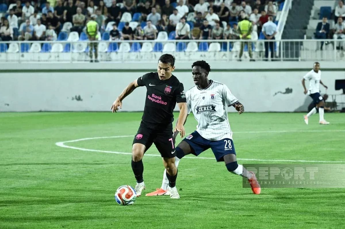 Jugador de Sabah FA driblando a oponente de Aarhus