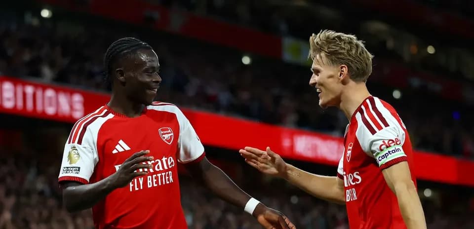 Jugadores de Arsenal celebrando un gol juntos