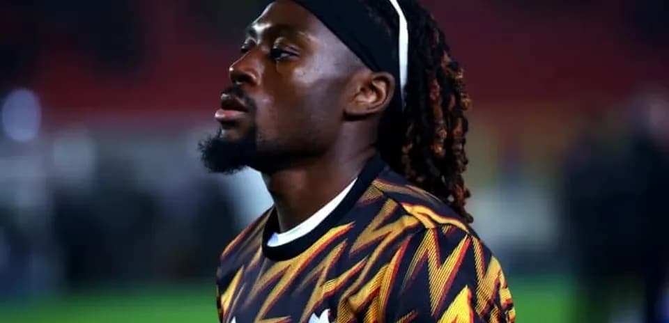 Jugador en el campo con camiseta de entrenamiento
