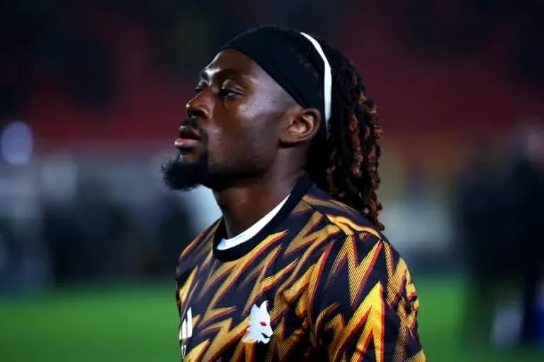 Jugador en el campo con camiseta de entrenamiento