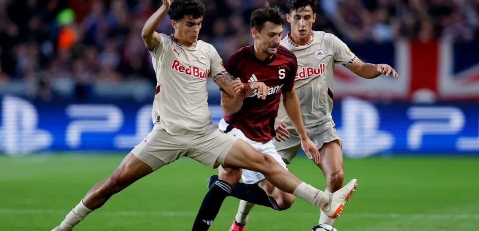 Jugadores compitiendo por el balón en el partido