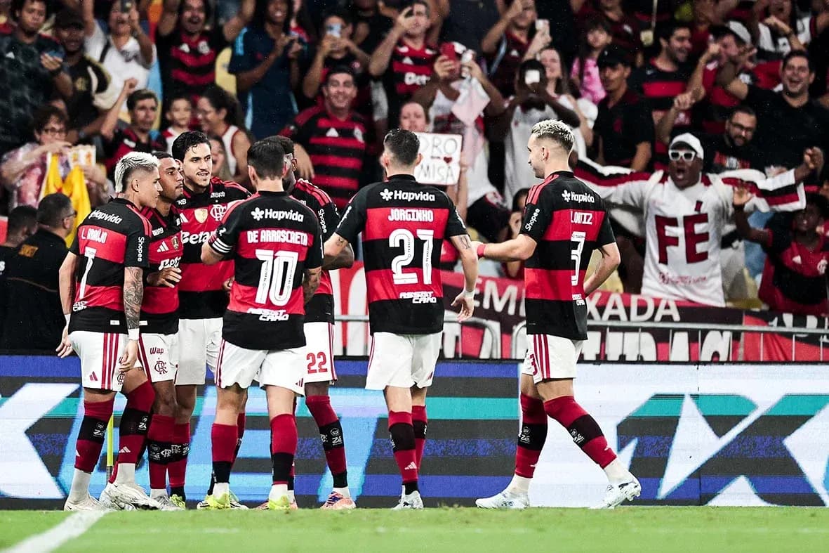 Jugadores de Flamengo celebrando un gol