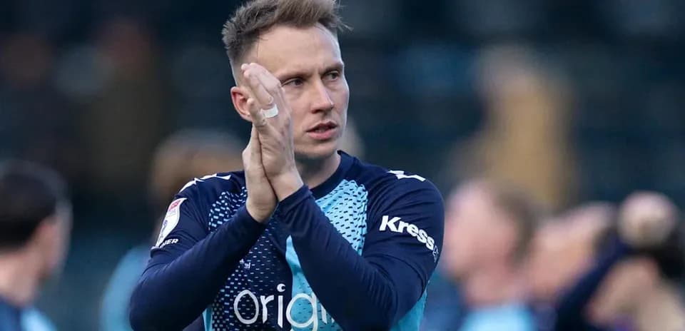 Jugador aplaudiendo tras un partido de fútbol