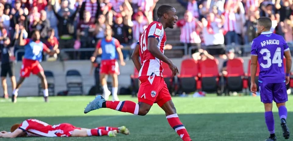 Jugador de Atlético Ottawa celebrando un gol