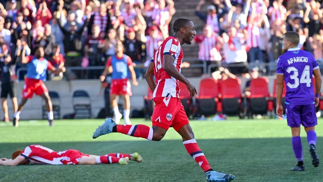 Jugador de Atlético Ottawa celebrando un gol