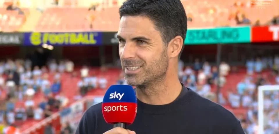 Entrenador hablando en una entrevista en el estadio