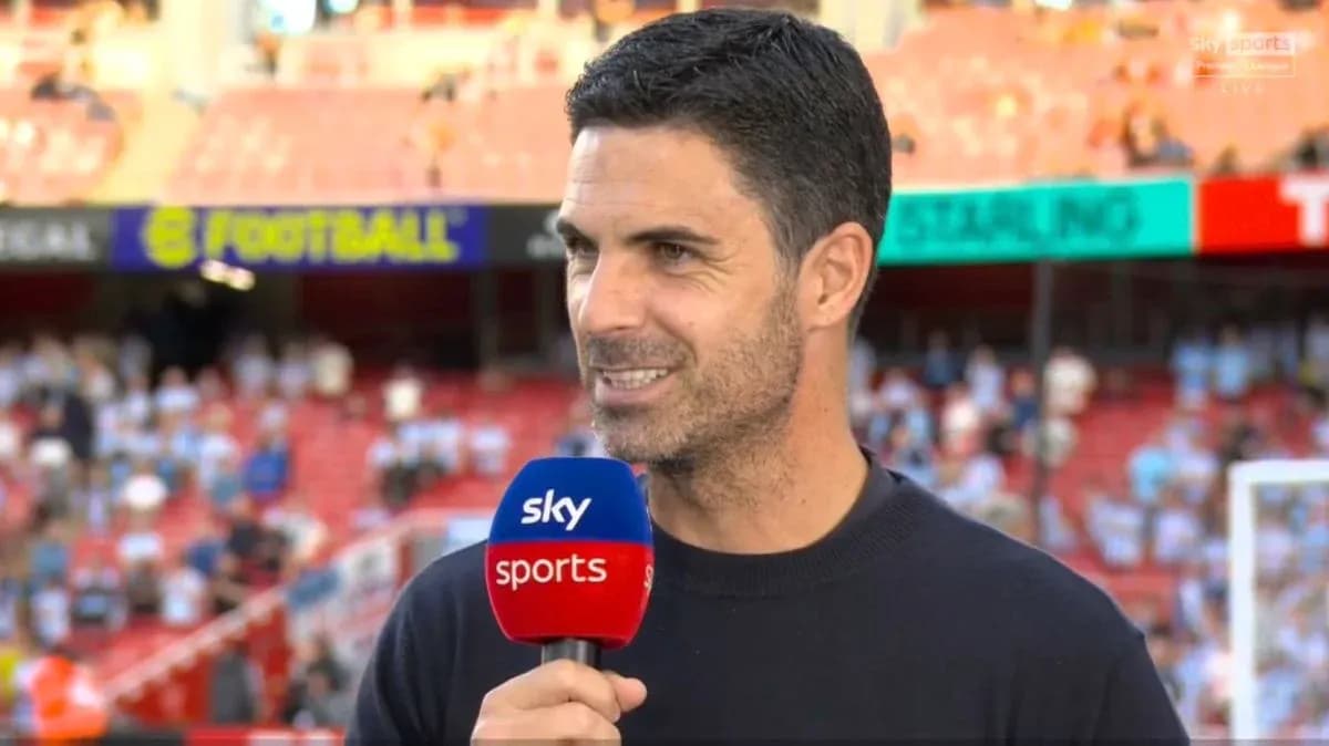 Entrenador hablando en una entrevista en el estadio