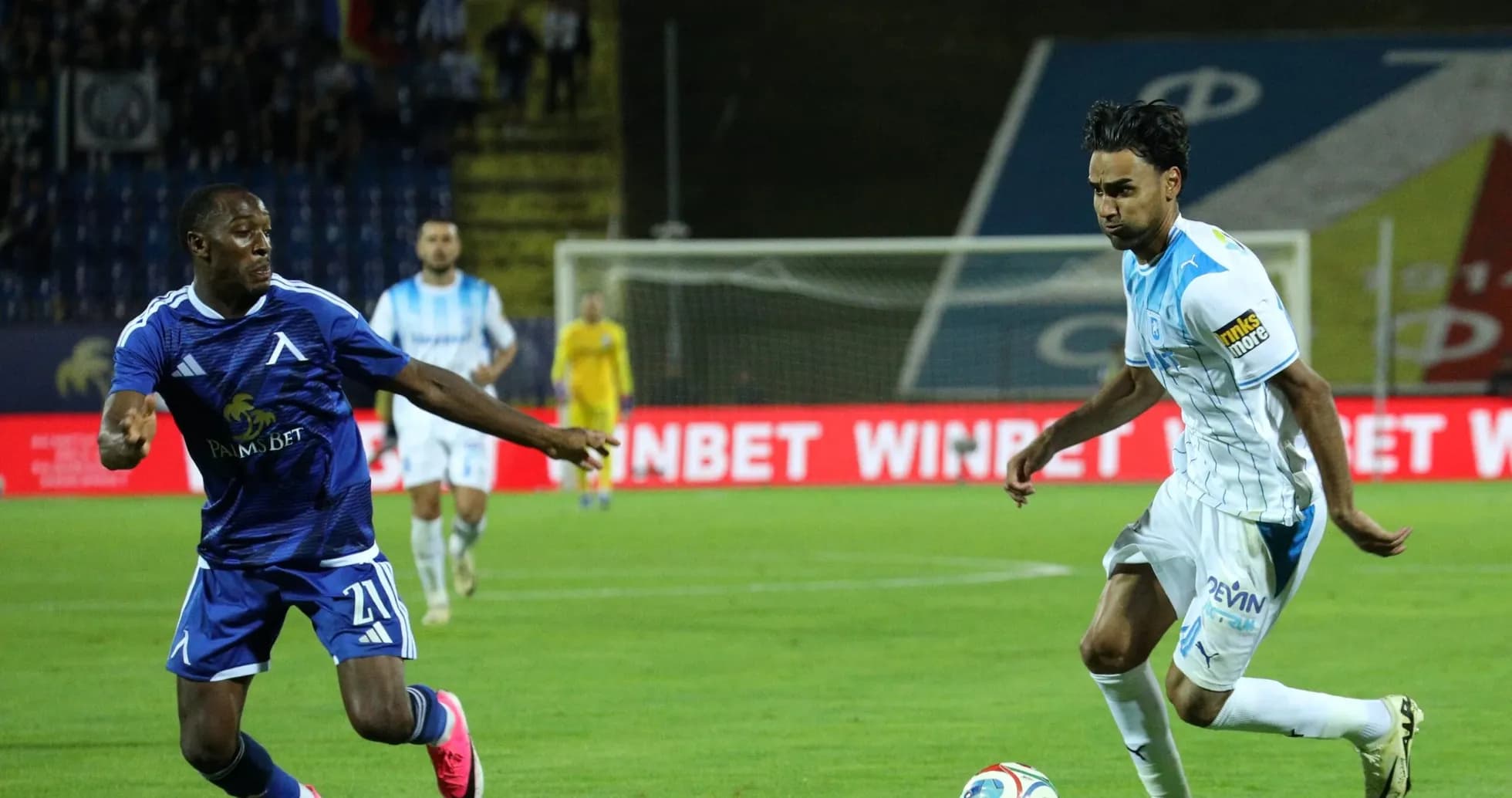 Jugador de Levski Sofia persiguiendo el balón