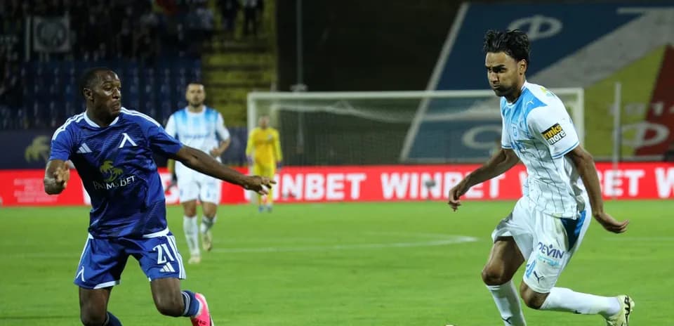 Jugador de Levski Sofia persiguiendo el balón