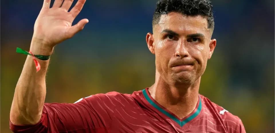 Jugador saludando tras el partido con camiseta roja