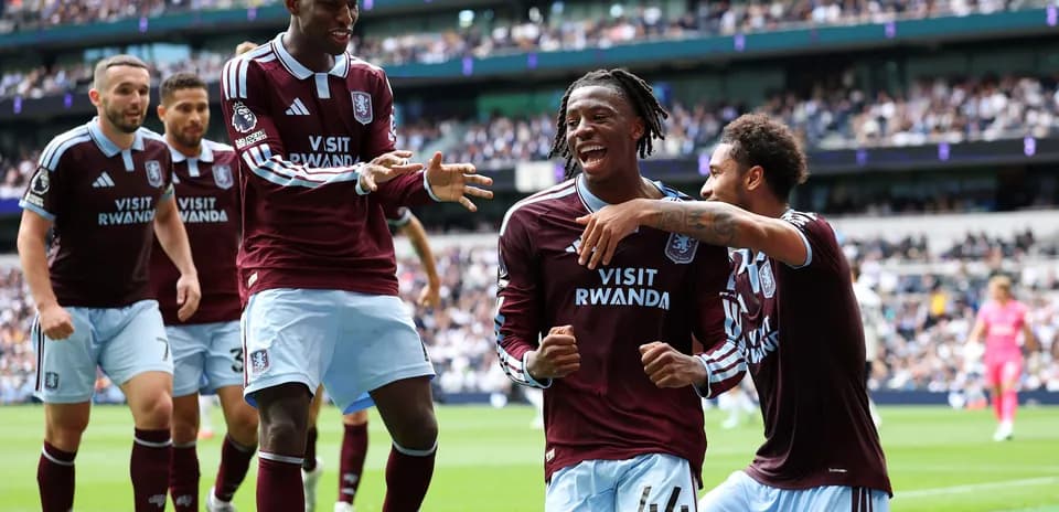 Jugadores de Aston Villa celebrando un gol
