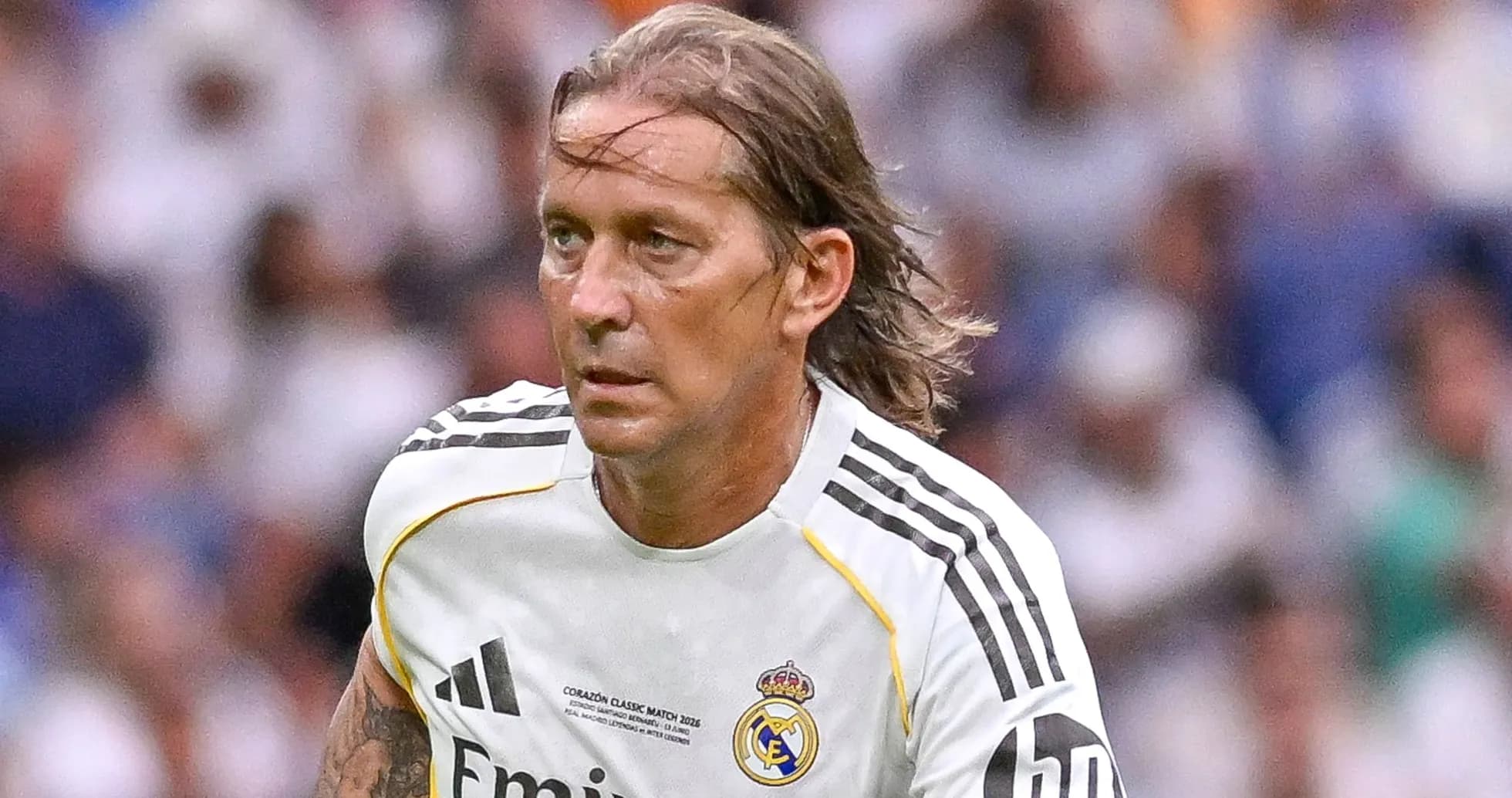 Jugador de Real Madrid corriendo durante un partido