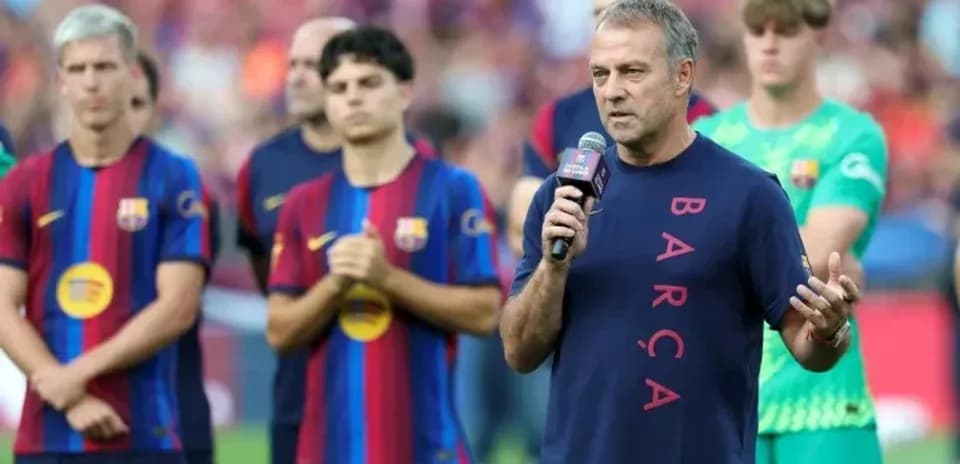 Entrenador hablando en evento con jugadores del Barça
