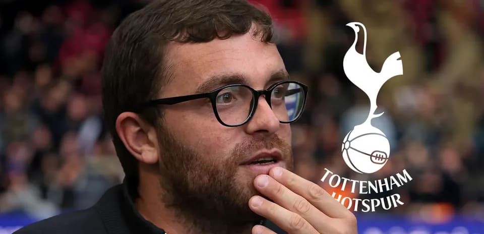 Hombre con gafas en estadio de fútbol