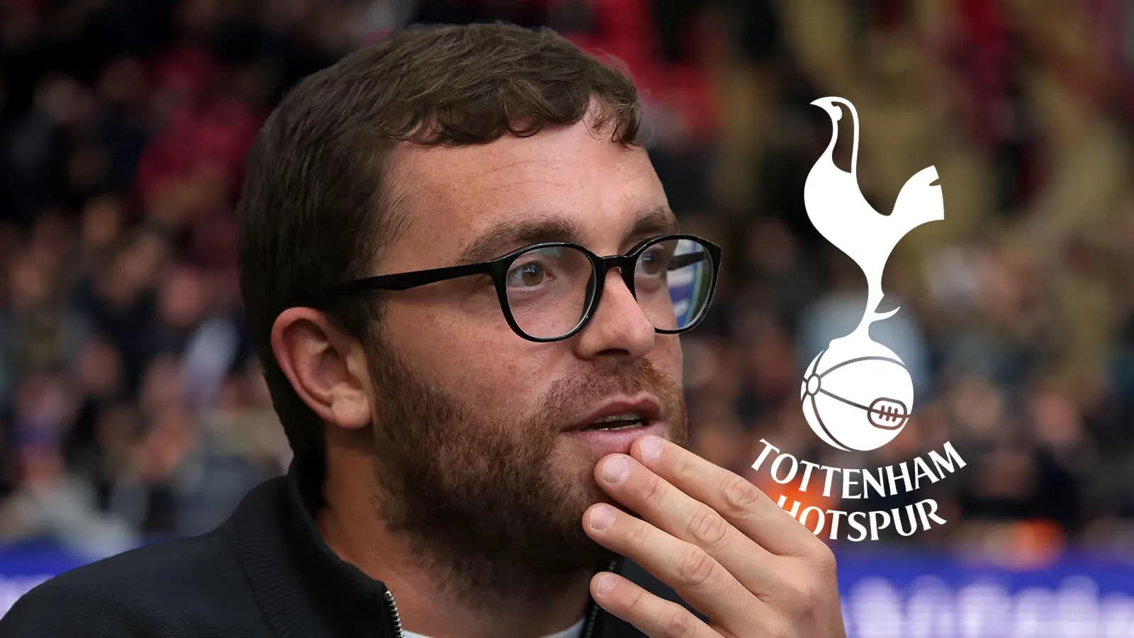 Hombre con gafas en estadio de fútbol